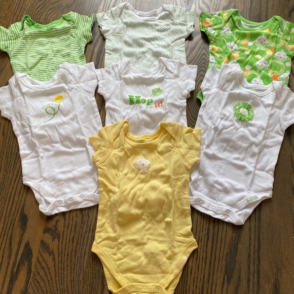 Children’s Place Gift set of 7 bodysuits - Picture 2 of 3
